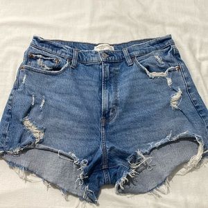 Abercrombie & Fitch High Rise curve love the Mom Shorts Distressed Raw Hem 12/31